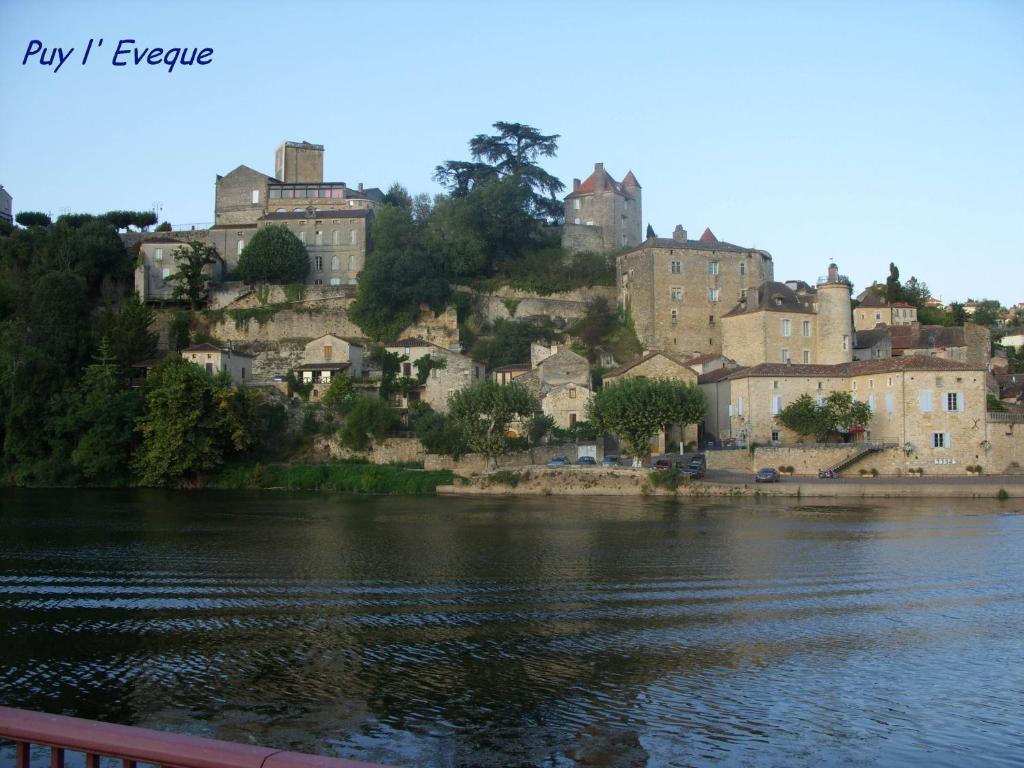 Hotel Bellevue Puy-lʼÉvêque Exterior foto